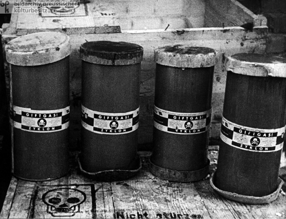 Luftdichte Behälter mit Kristallen für das Giftgas Zyklon B, bestimmt für Auschwitz (um 1942-1945)